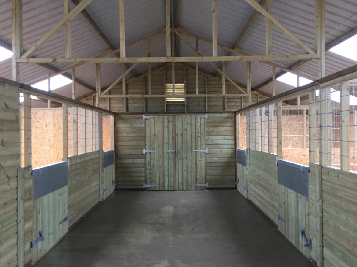 FOUR BOX AMERICAN STYLE BARN WITH STEEL ROOF Longcross Stables