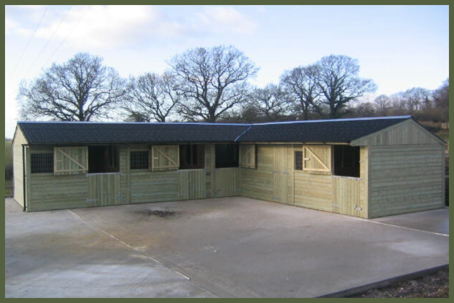 L-shaped 4 stable + feed room L-shaped timber stable with four stables and feed room