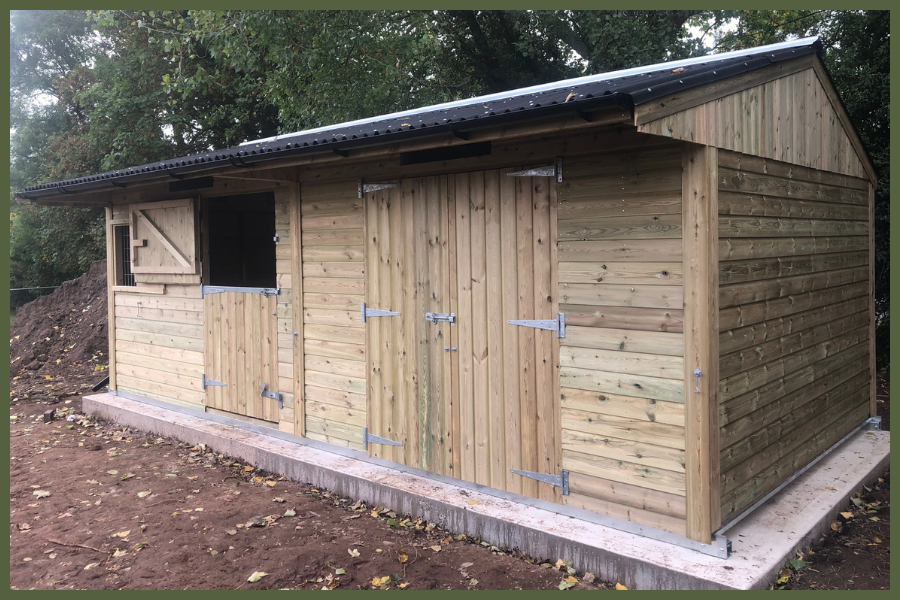 Stable + feed room Timber stable with integrated feed room built by Longcross Stables